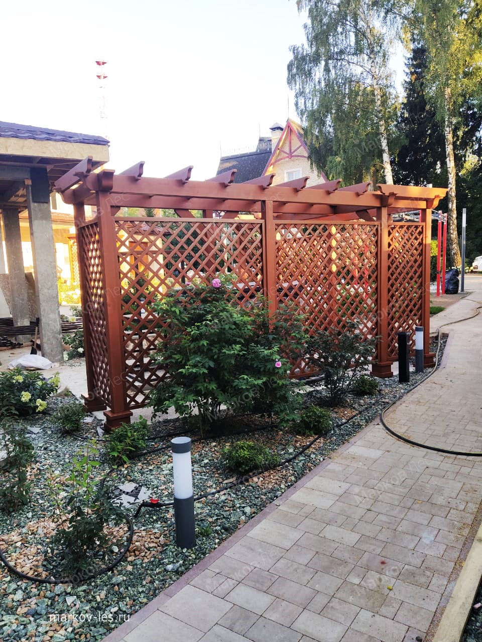 Угловая пергола из дерева